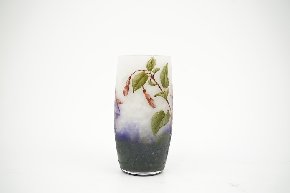 Daum, Nancy: A ’Fuschia’ cameo vase